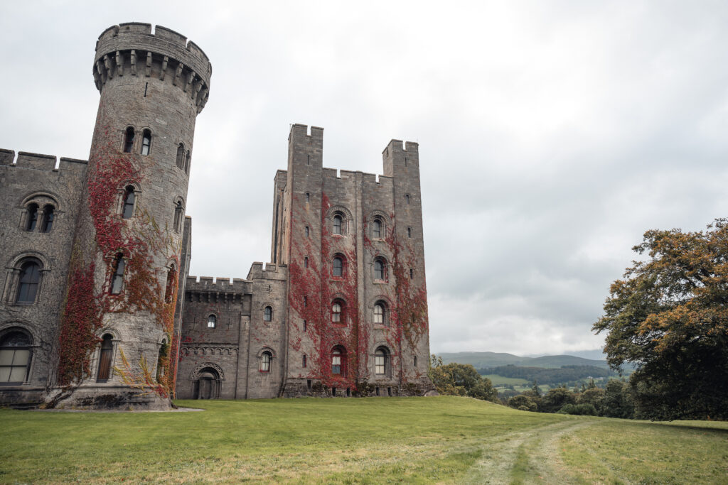 Y tu allan i Gastell Penrhyn, Gwynedd. 