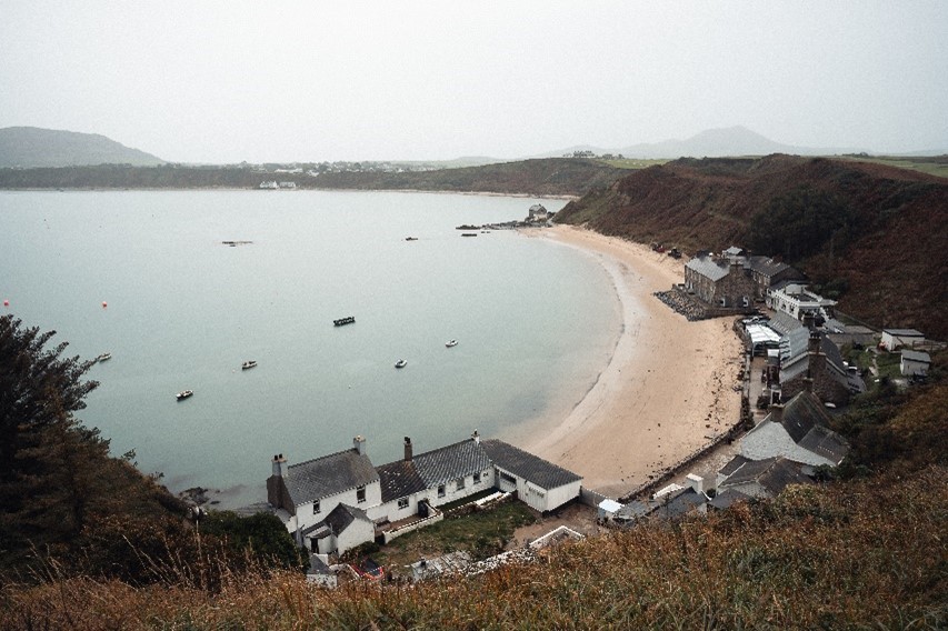 Pentref Porthdinllaen ym Mhen Llŷn. 