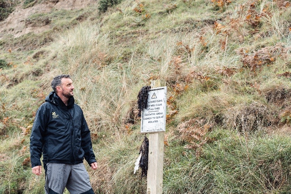 Project Manager Dewi Davies at an area of the Porthdinllaen cliff face prone to slope failure. 