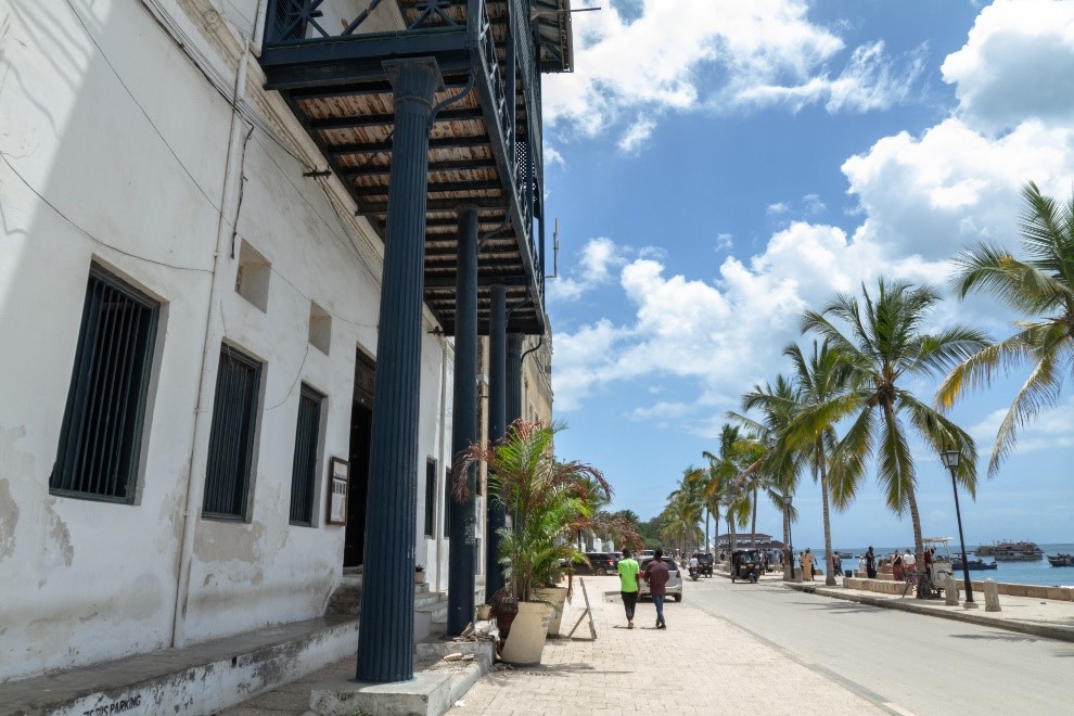 Wyneb ffrynt yr Old Customs House yn Stone Town. Llun gan Sharida Diaz Gautier. 